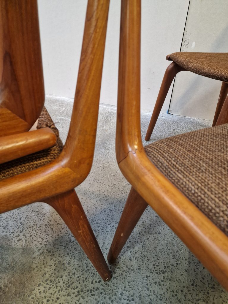 Fire spisestole i massiv teak, model 370 “Boomerang” Fra Slagelse møbelfabrik Design Alfred Christensen