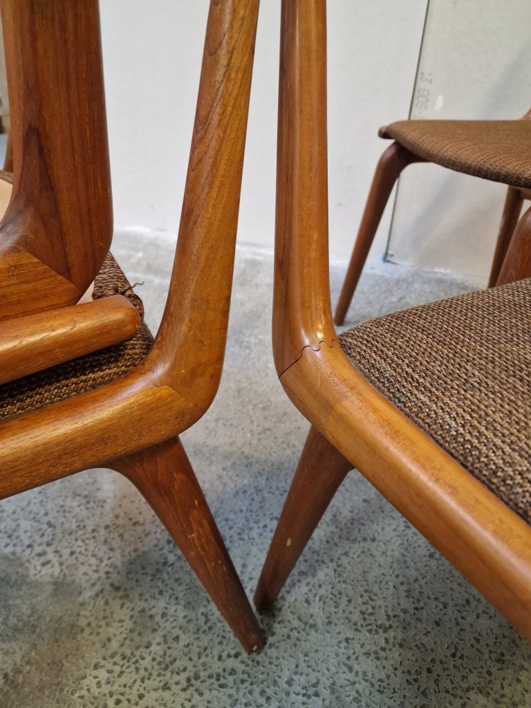 Fire spisestole i massiv teak, model 370 “Boomerang” Fra Slagelse møbelfabrik Design Alfred Christensen