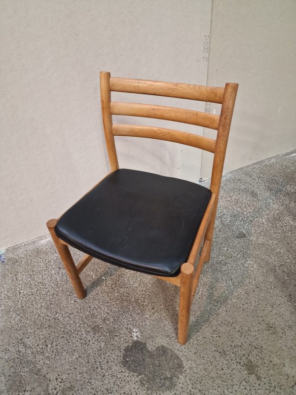 Fire spisestole i massiv egetræ og sort sæde