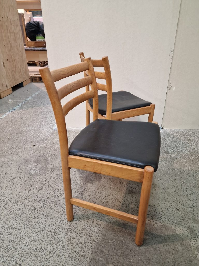 Fire spisestole i massiv egetræ og sort sæde