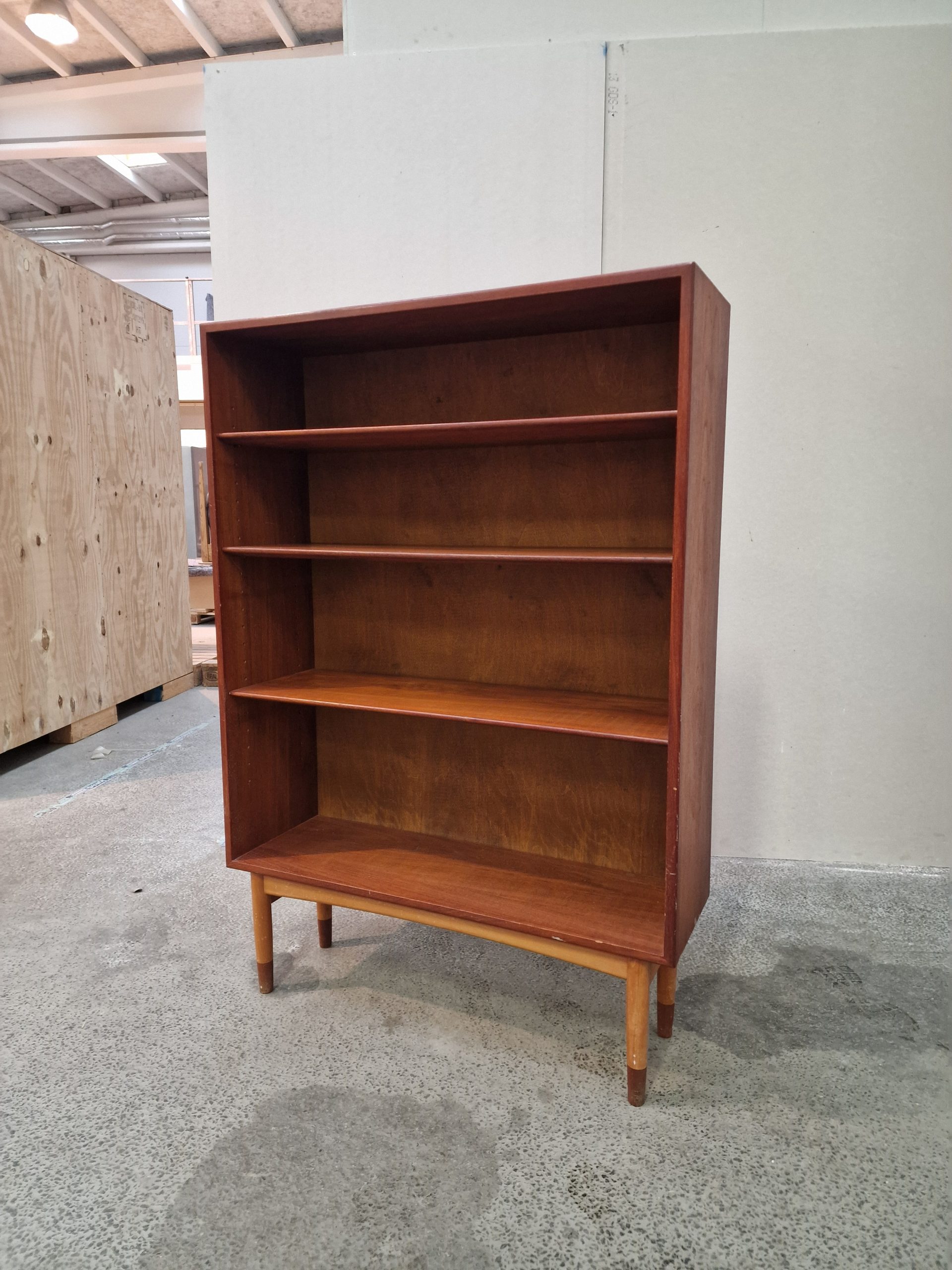 Bogreol i teak med flytbare hylder af Børge Mogensen