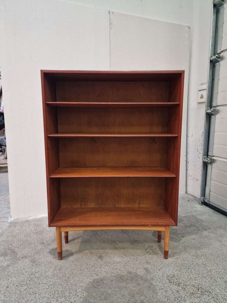 Bogreol i teak med flytbare hylder af Børge Mogensen