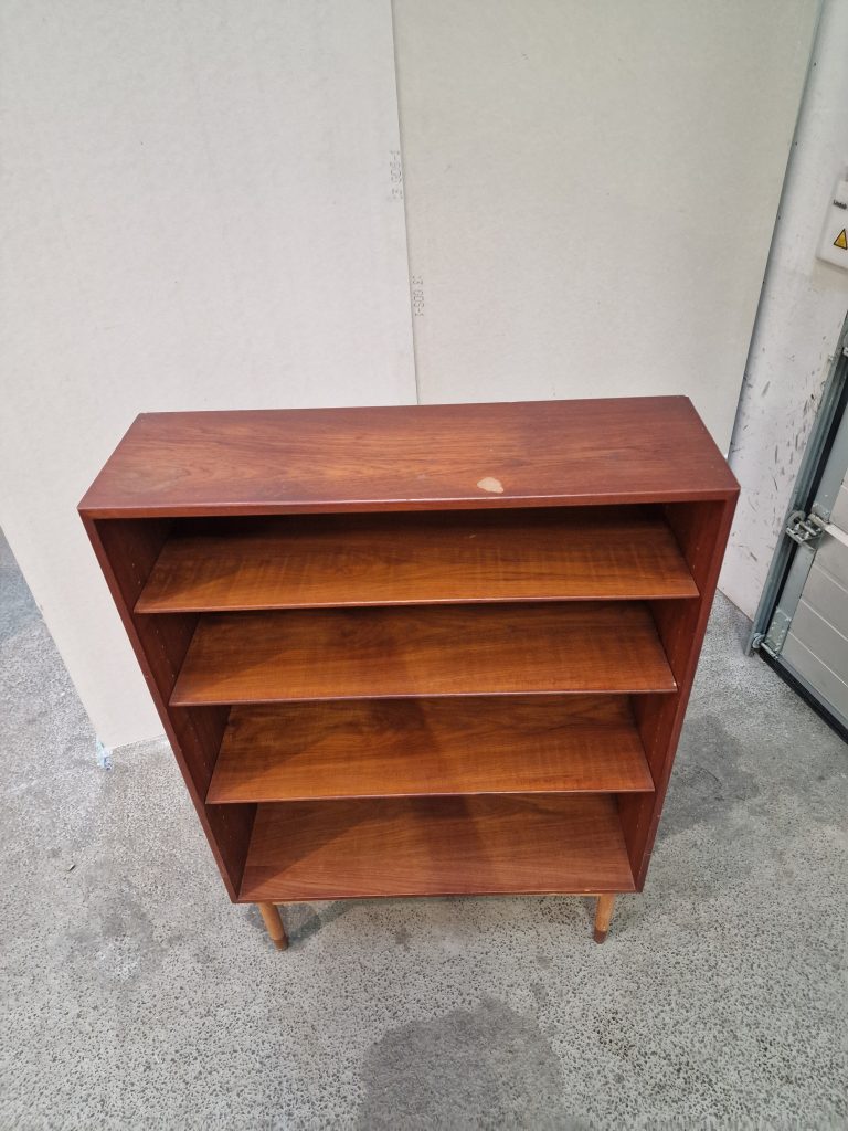 Bogreol i teak med flytbare hylder af Børge Mogensen