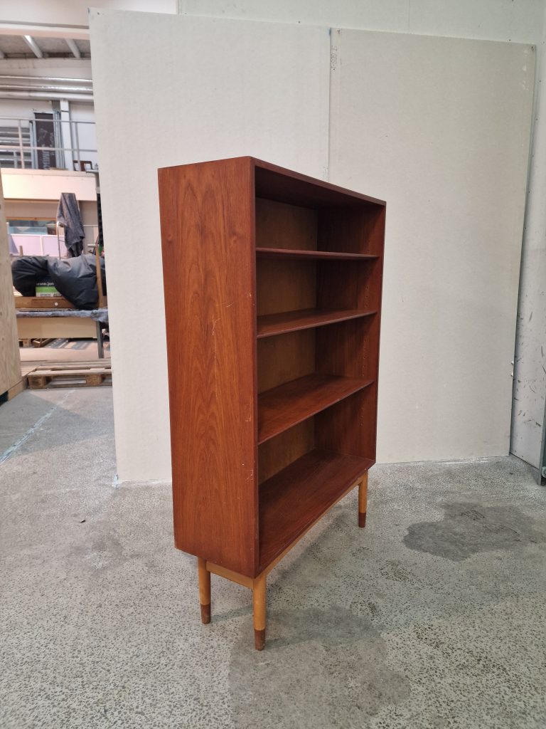 Bogreol i teak med flytbare hylder af Børge Mogensen