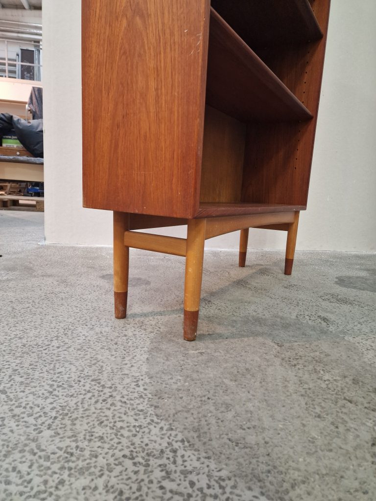 Bogreol i teak med flytbare hylder af Børge Mogensen