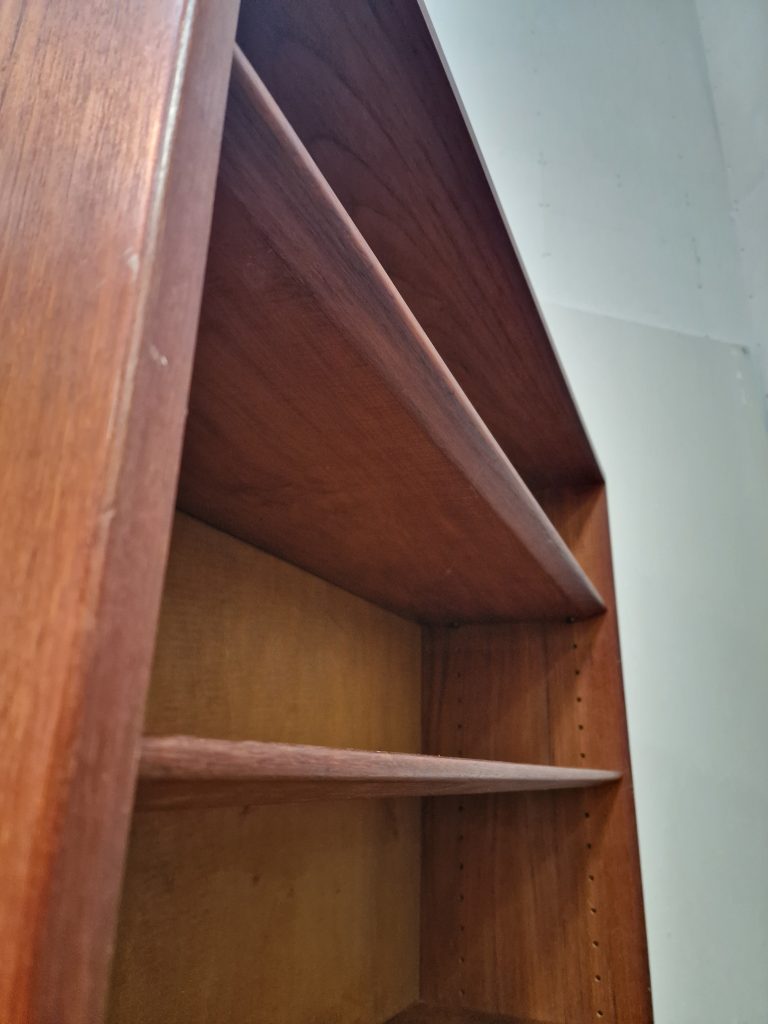 Bogreol i teak med flytbare hylder af Børge Mogensen