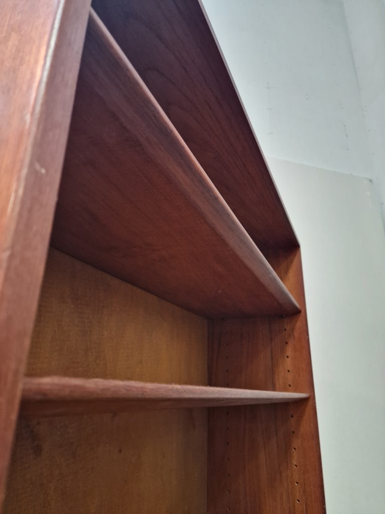 Bogreol i teak med flytbare hylder af Børge Mogensen