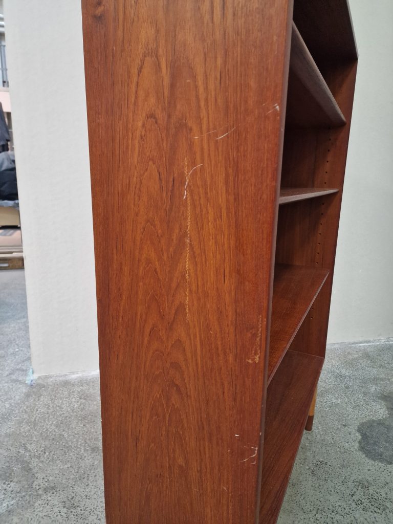 Bogreol i teak med flytbare hylder af Børge Mogensen