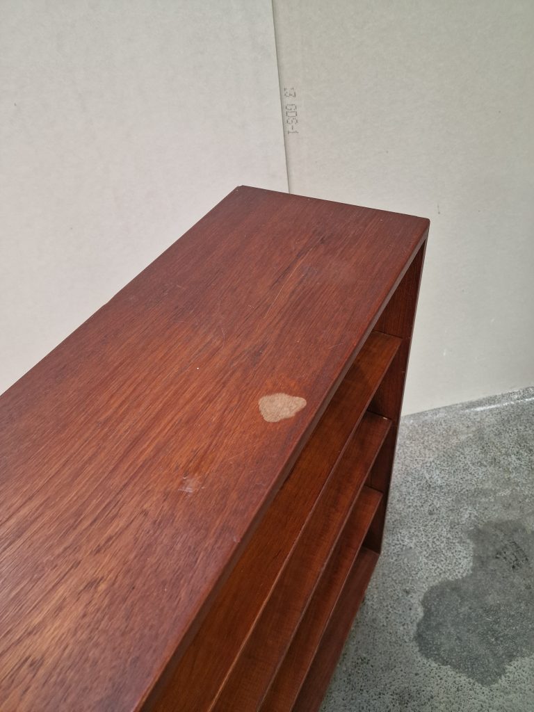 Bogreol i teak med flytbare hylder af Børge Mogensen