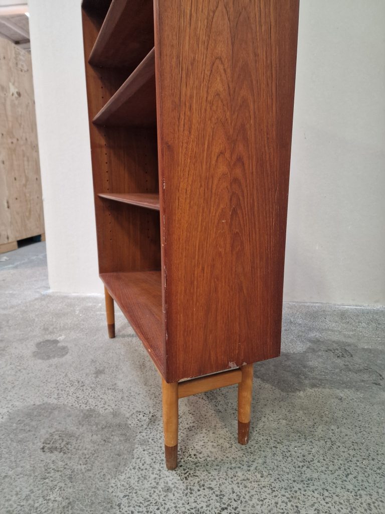 Bogreol i teak med flytbare hylder af Børge Mogensen