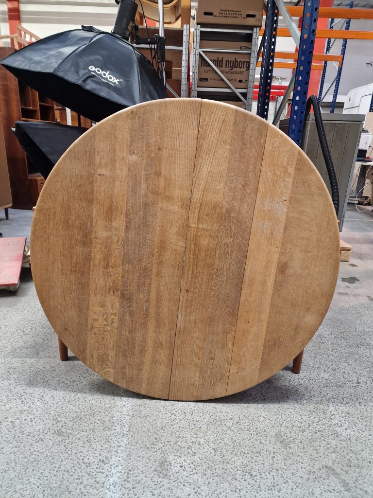 Spisebord i massiv egetræ med to tillægsplader, Henry Kjærnulf