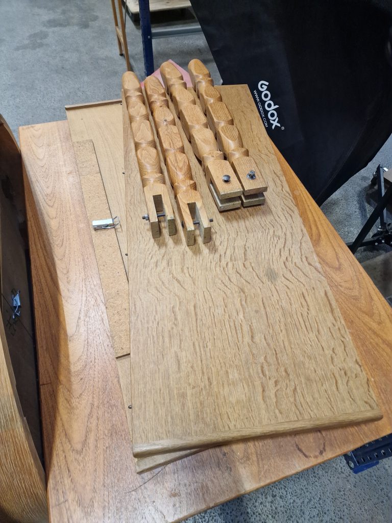 Spisebord i massiv egetræ med to tillægsplader, Henry Kjærnulf