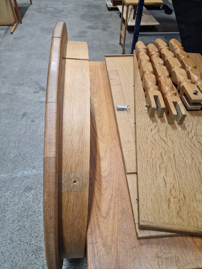 Spisebord i massiv egetræ med to tillægsplader, Henry Kjærnulf