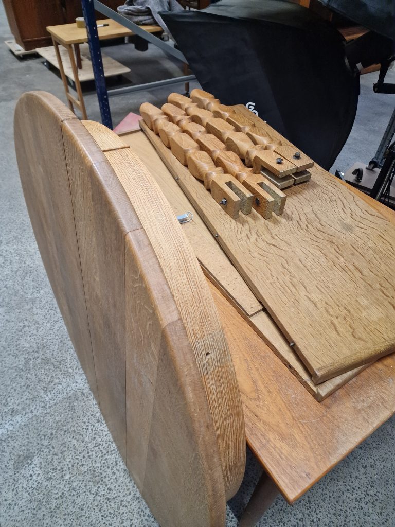 Spisebord i massiv egetræ med to tillægsplader, Henry Kjærnulf