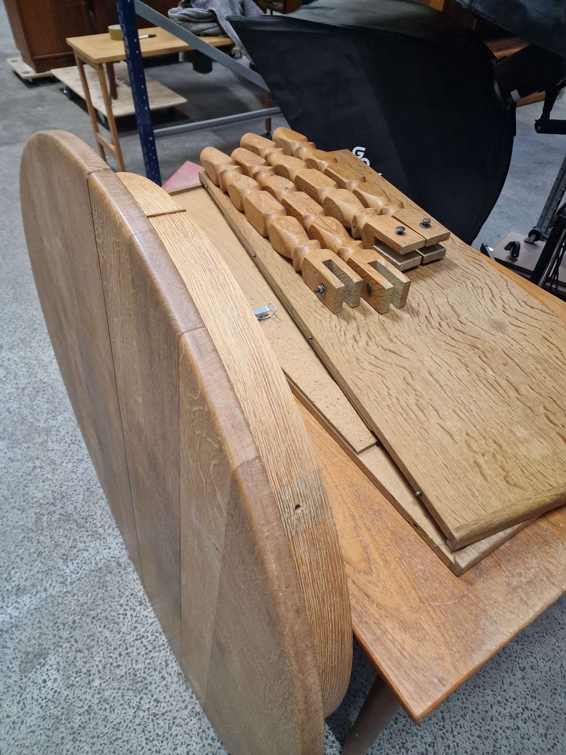 Spisebord i massiv egetræ med to tillægsplader, Henry Kjærnulf