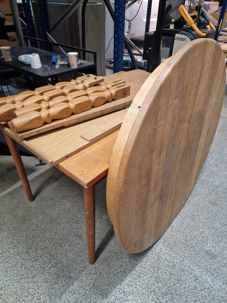 Spisebord i massiv egetræ med to tillægsplader, Henry Kjærnulf