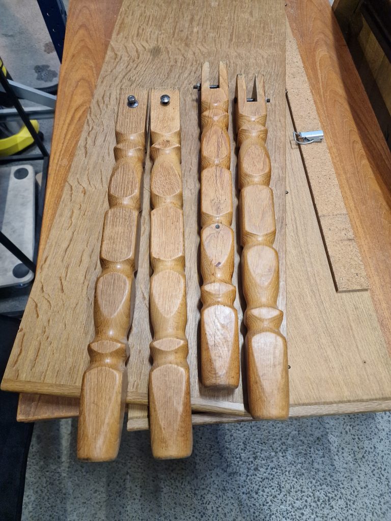 Spisebord i massiv egetræ med to tillægsplader, Henry Kjærnulf