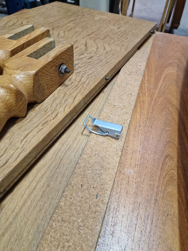 Spisebord i massiv egetræ med to tillægsplader, Henry Kjærnulf