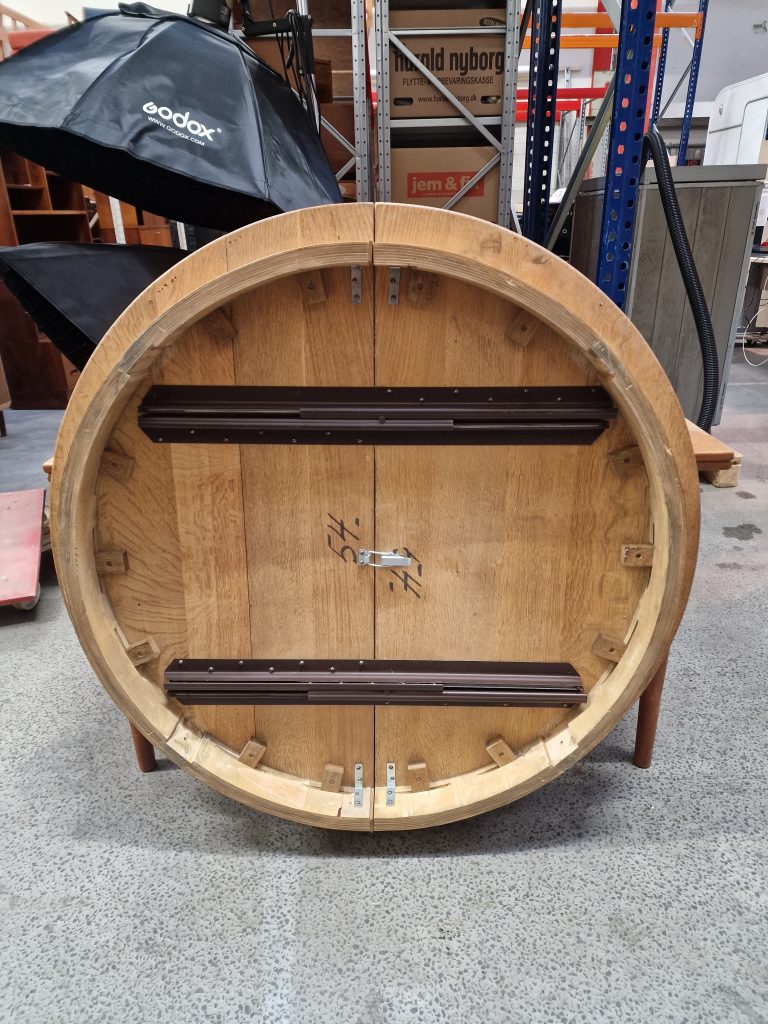 Spisebord i massiv egetræ med to tillægsplader, Henry Kjærnulf