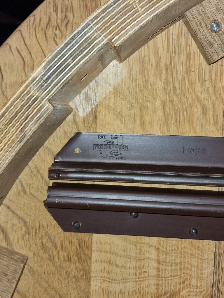 Spisebord i massiv egetræ med to tillægsplader, Henry Kjærnulf