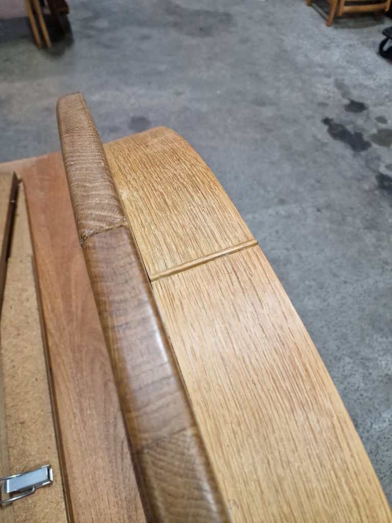 Spisebord i massiv egetræ med to tillægsplader, Henry Kjærnulf