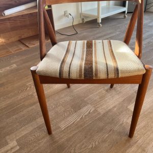 To spisestole i teak, Kai Kristiansen model 31, til ompolstring