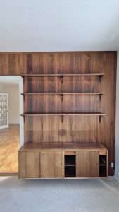 Cadovius vangereol i palisander. To fag, seks hylder og to skabe