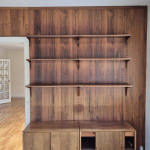 Cadovius vangereol i palisander. To fag, seks hylder og to skabe