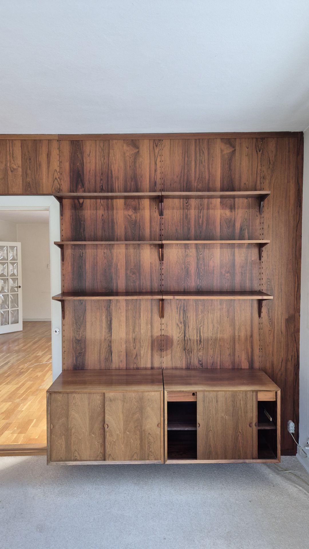 Cadovius vangereol i palisander. To fag, seks hylder og to skabe