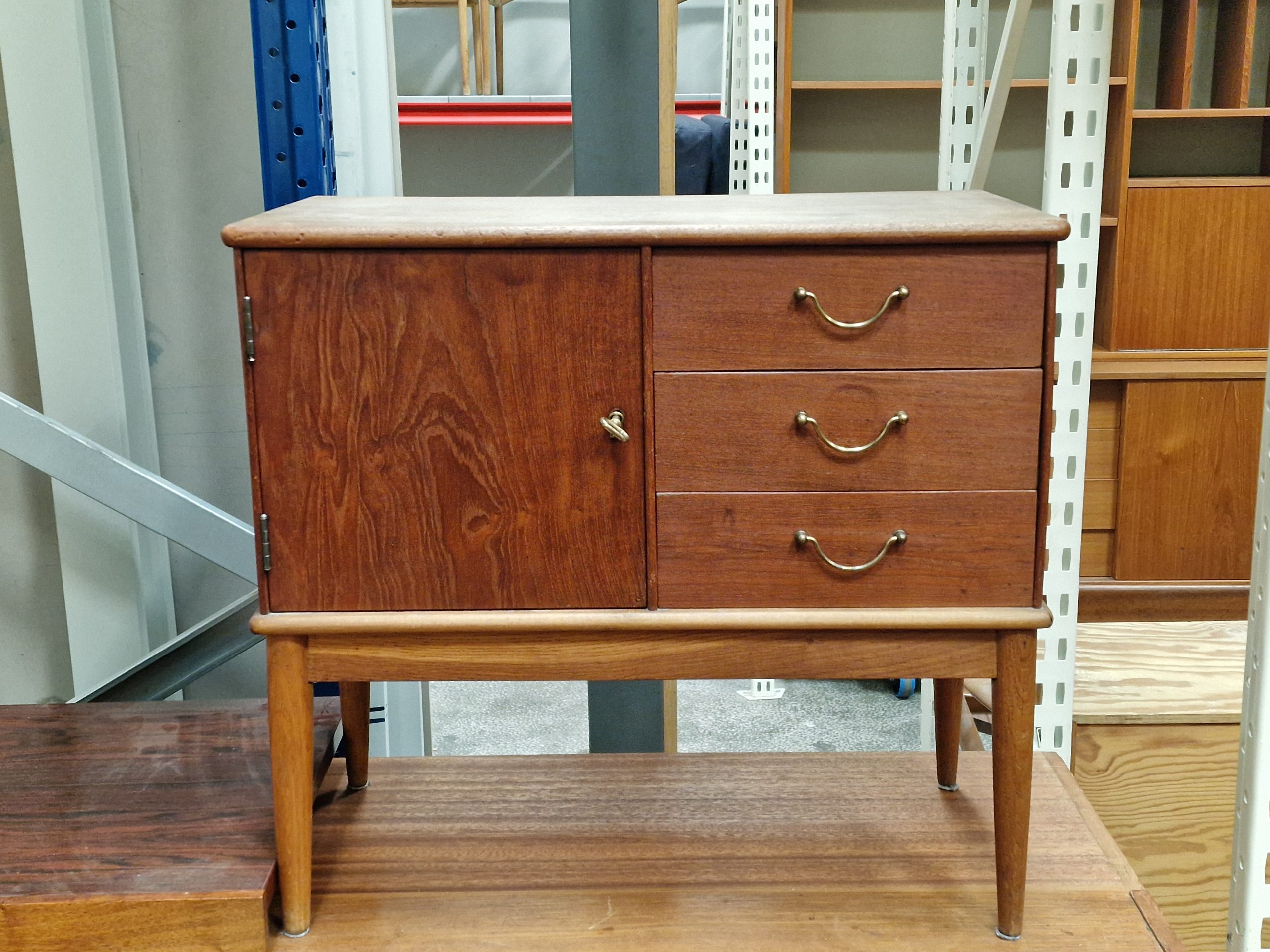 Lille entrékommode i teak og egetræ med skuffer og låge