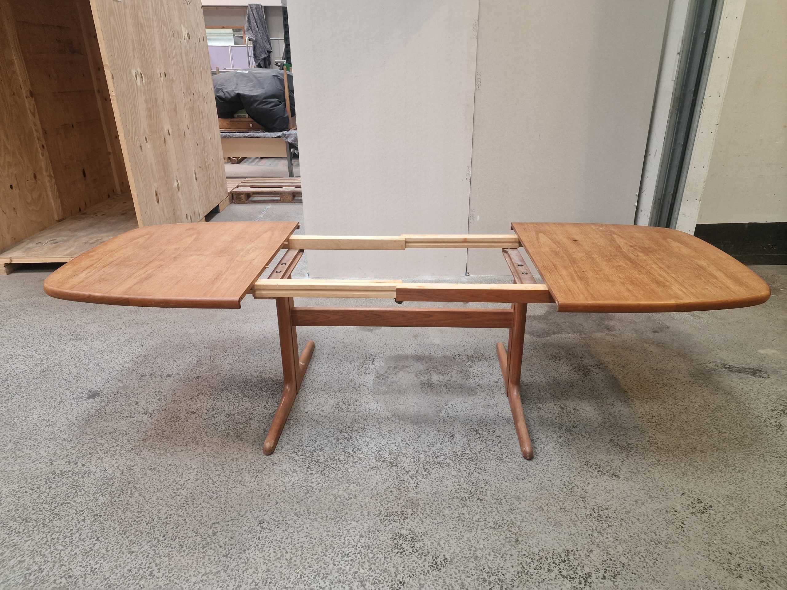 Ovalt spisebord i teak med to tillægsplader, Skovby