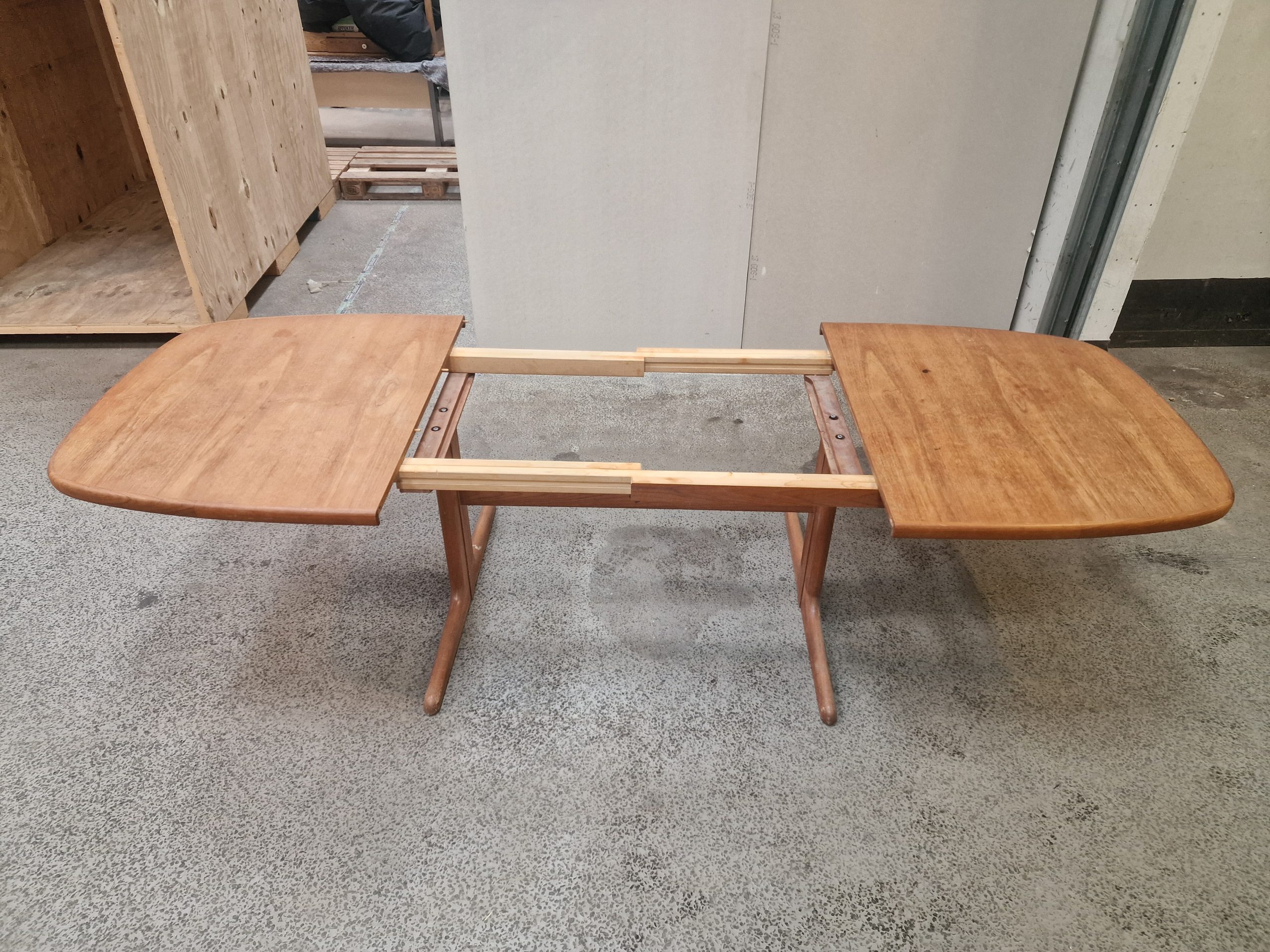 Ovalt spisebord i teak med to tillægsplader, Skovby