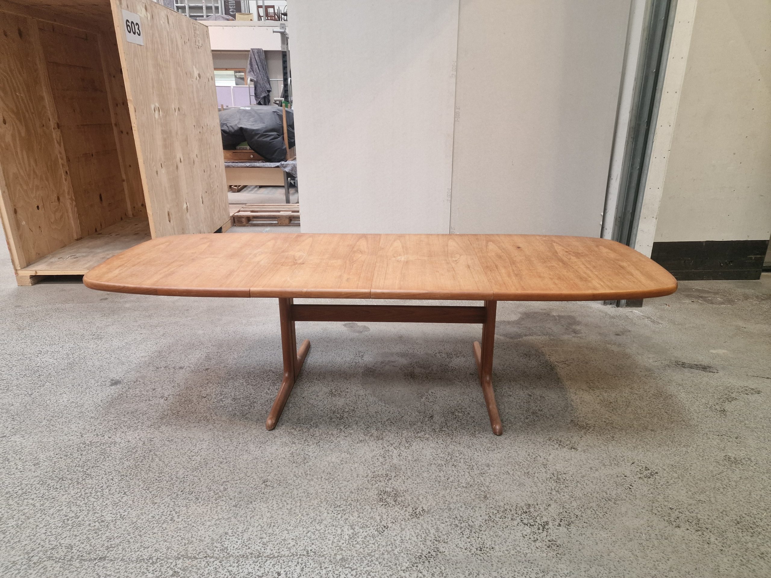 Ovalt spisebord i teak med to tillægsplader, Skovby