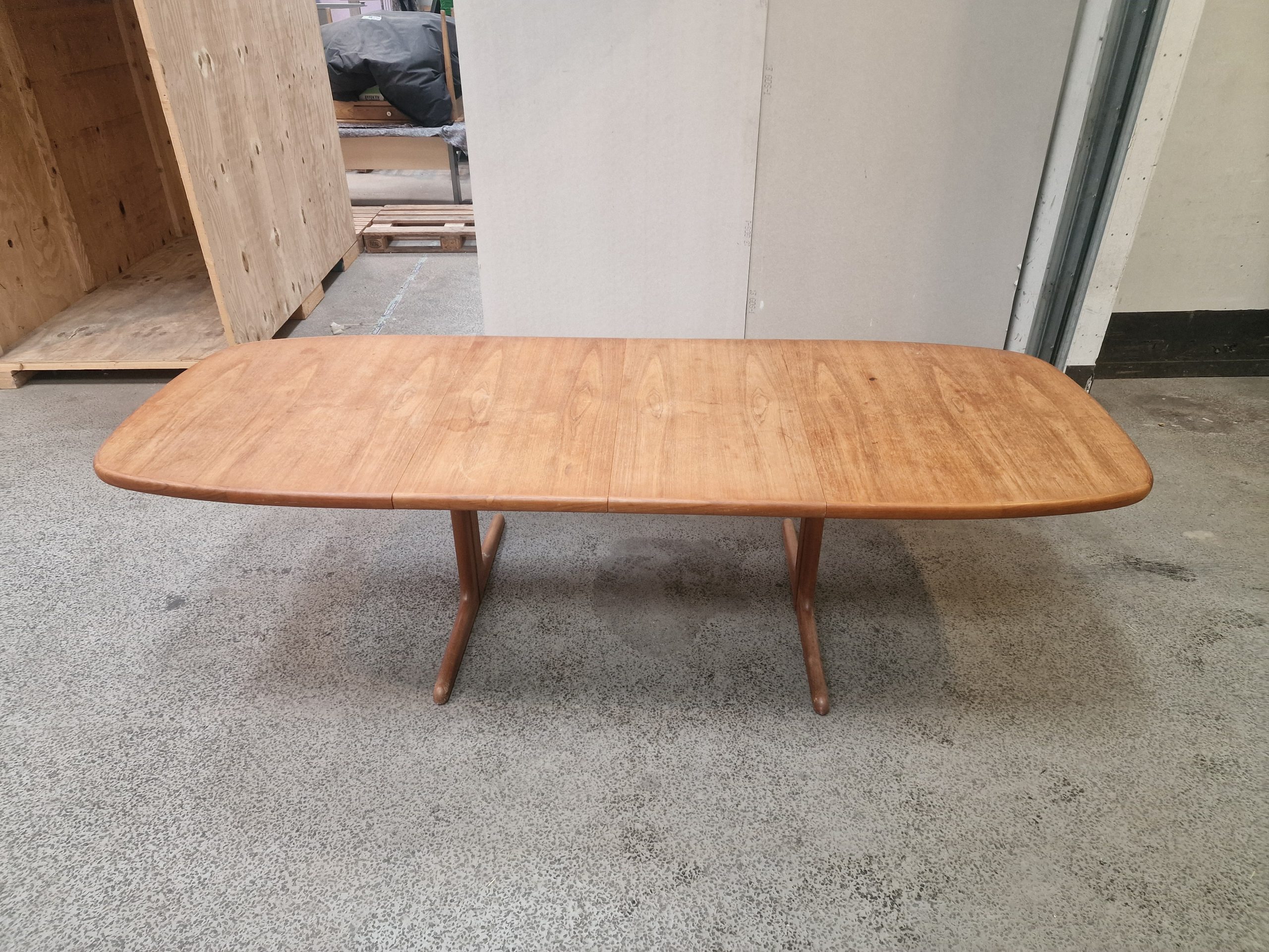 Ovalt spisebord i teak med to tillægsplader, Skovby