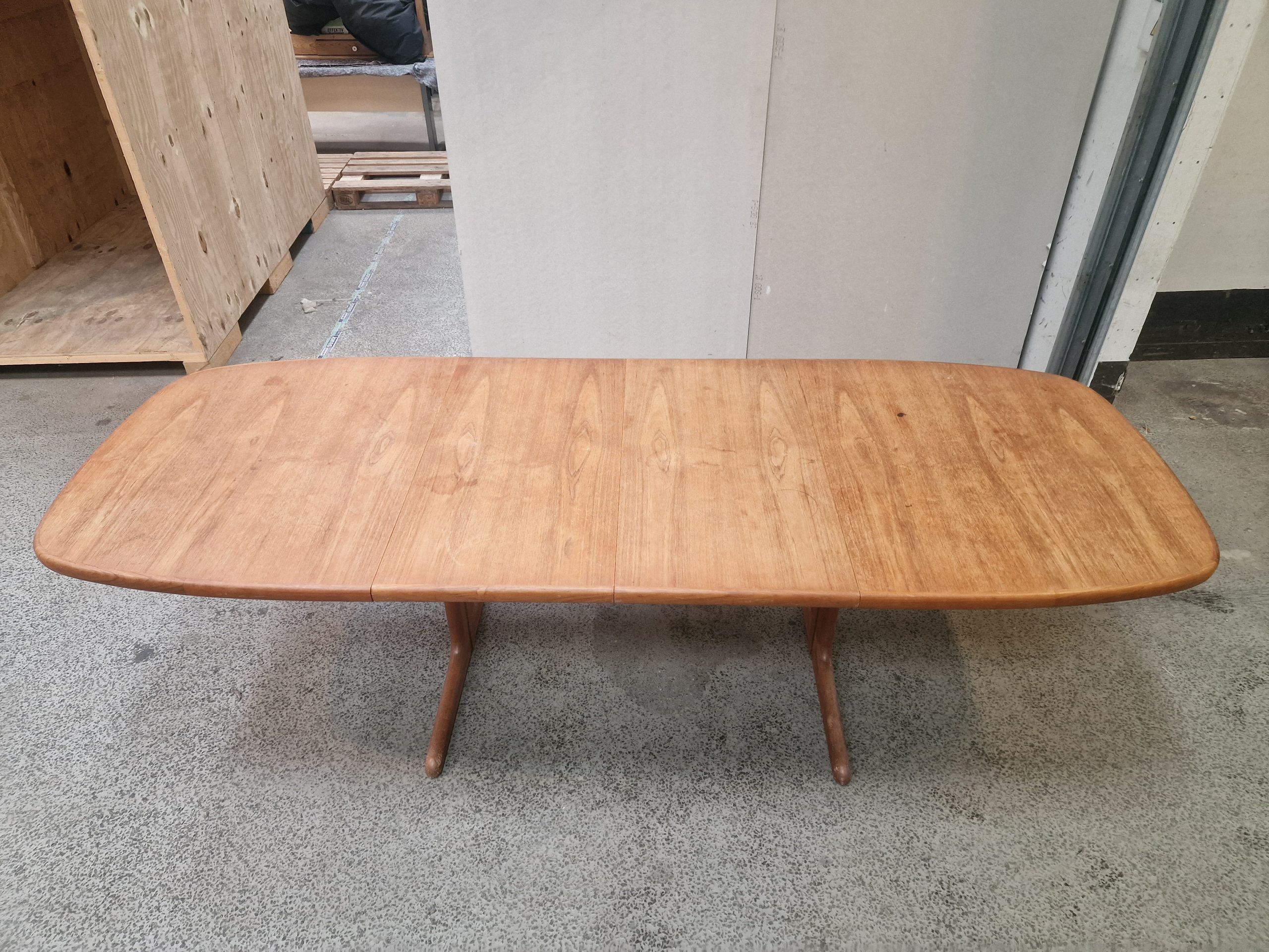 Ovalt spisebord i teak med to tillægsplader, Skovby