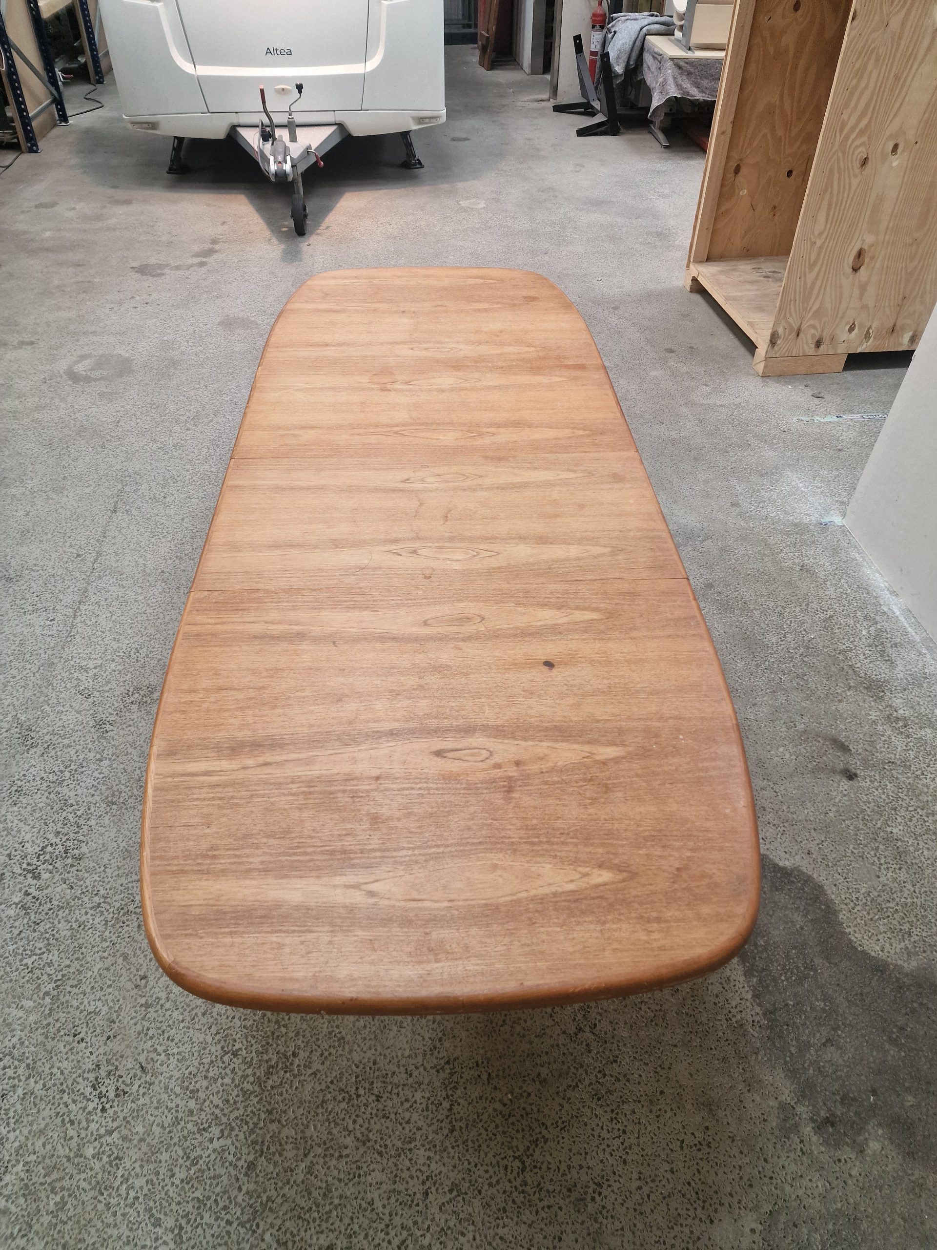 Ovalt spisebord i teak med to tillægsplader, Skovby