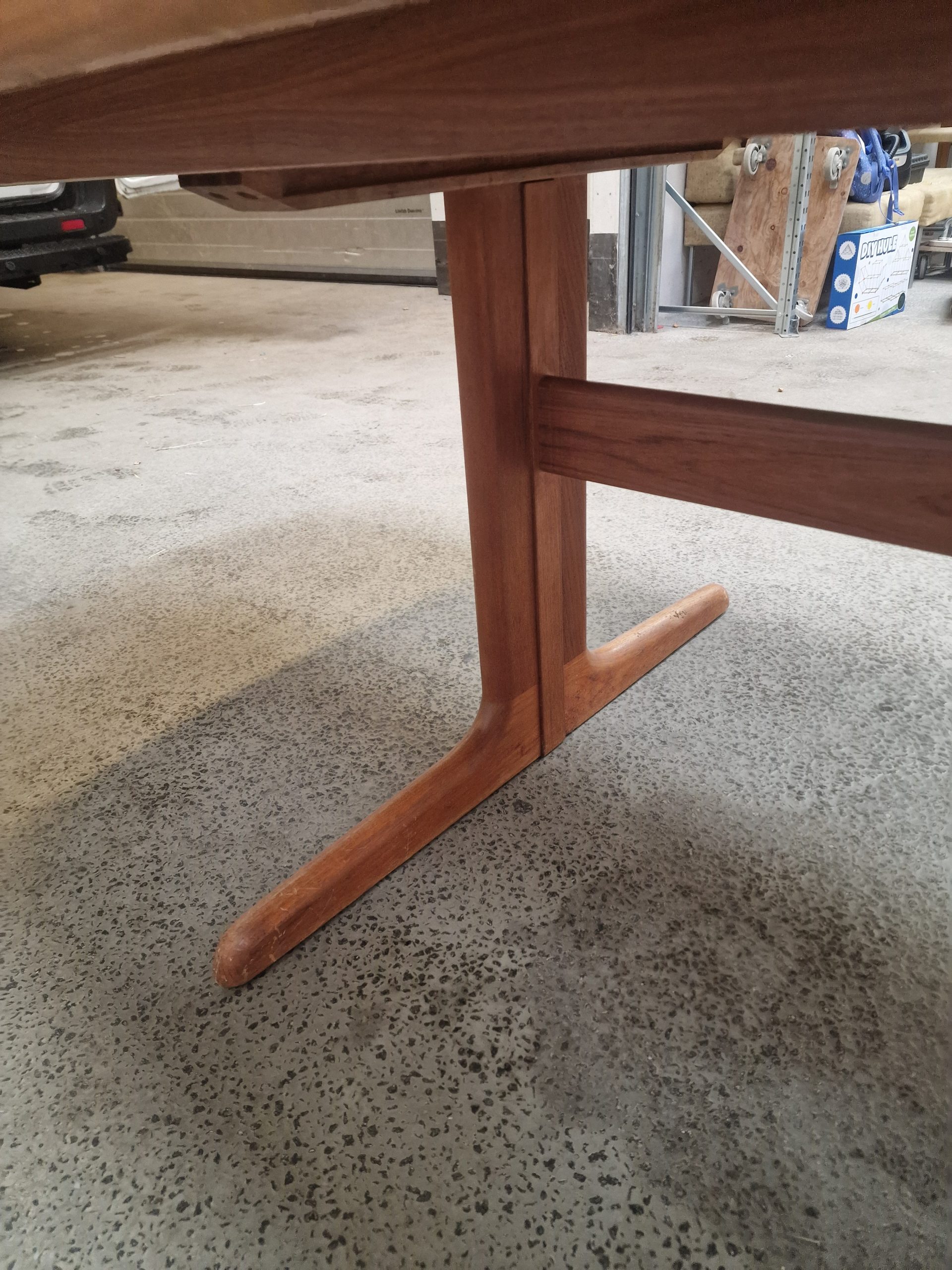 Ovalt spisebord i teak med to tillægsplader, Skovby