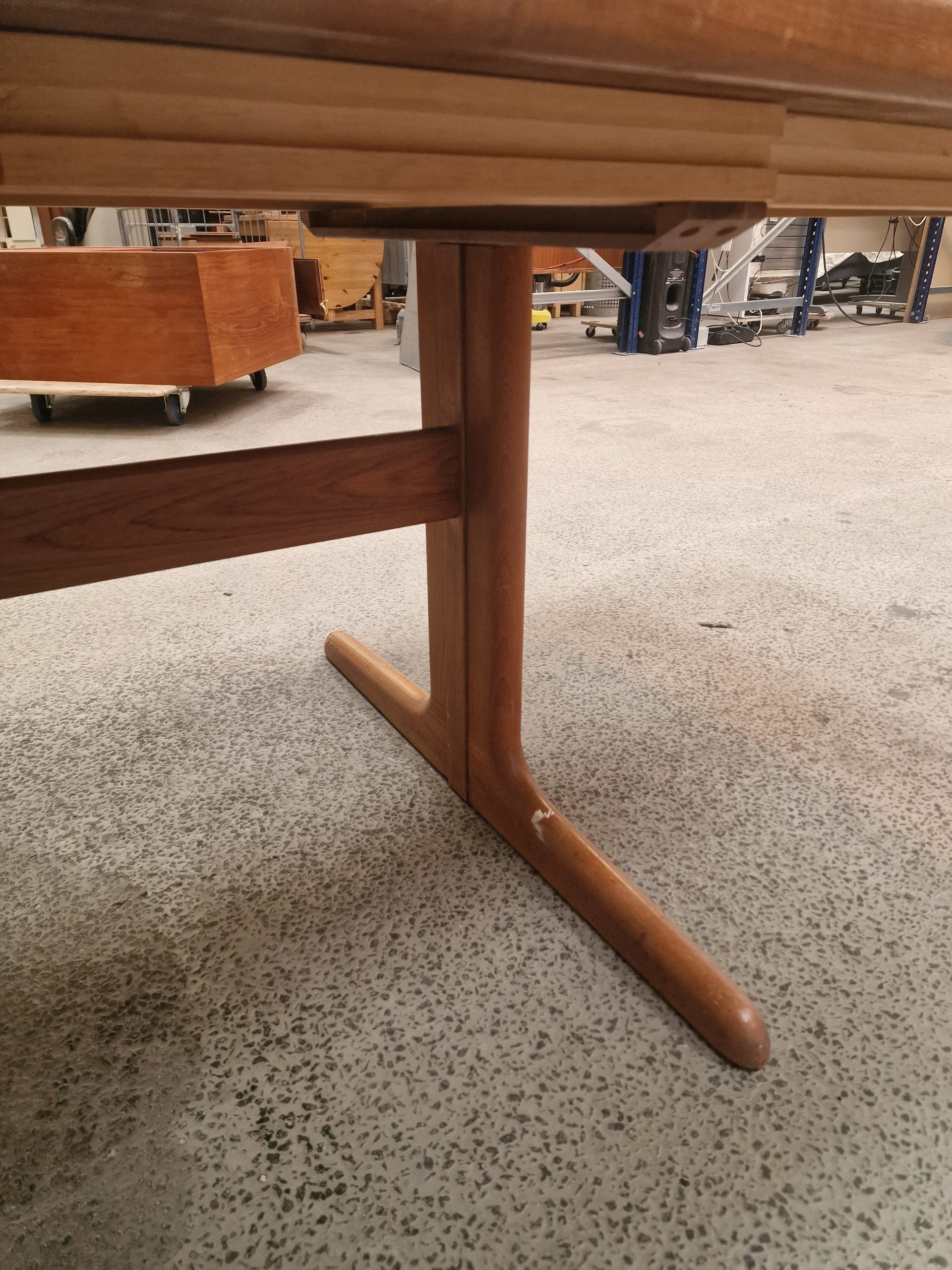 Ovalt spisebord i teak med to tillægsplader, Skovby