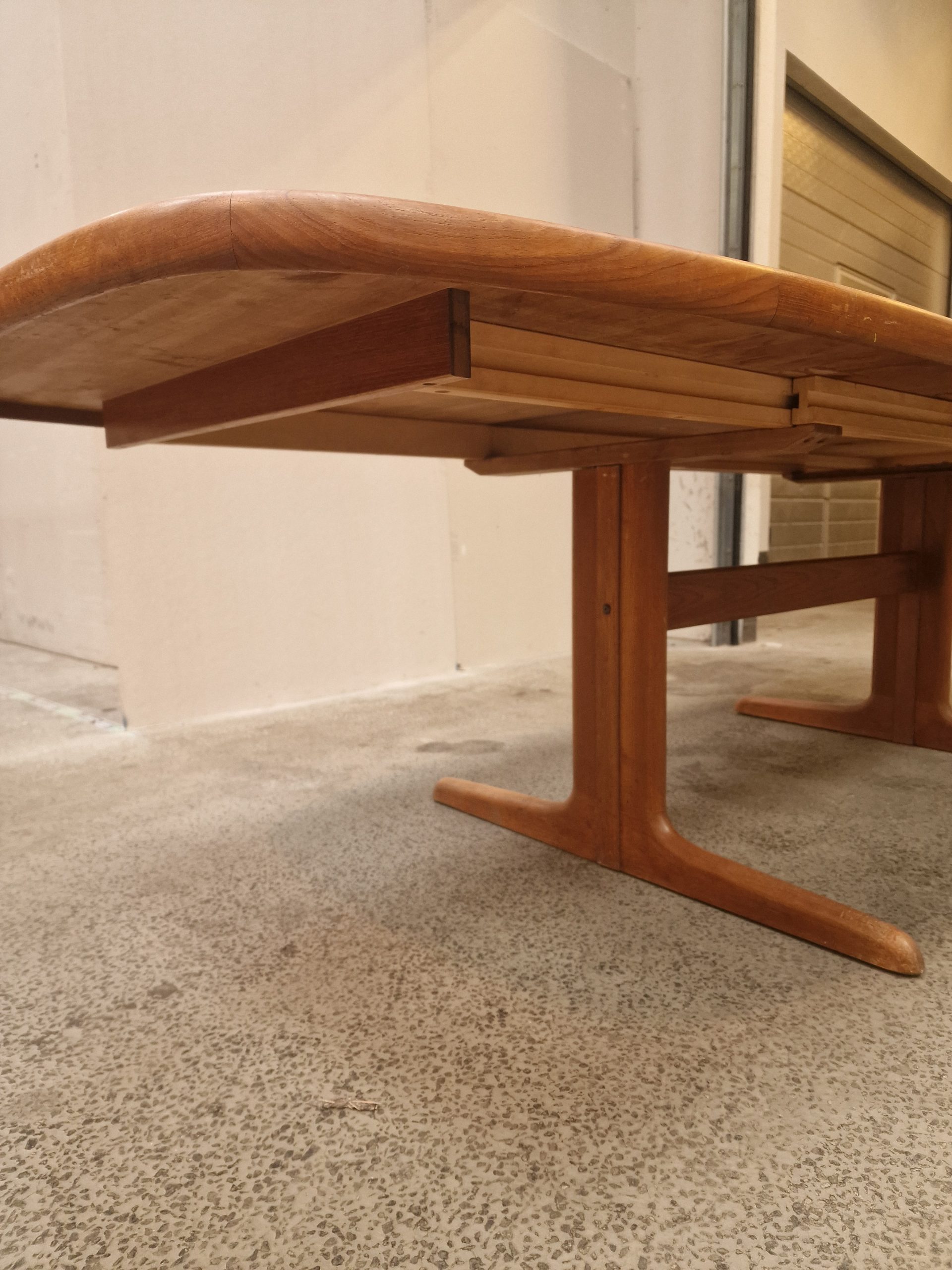 Ovalt spisebord i teak med to tillægsplader, Skovby