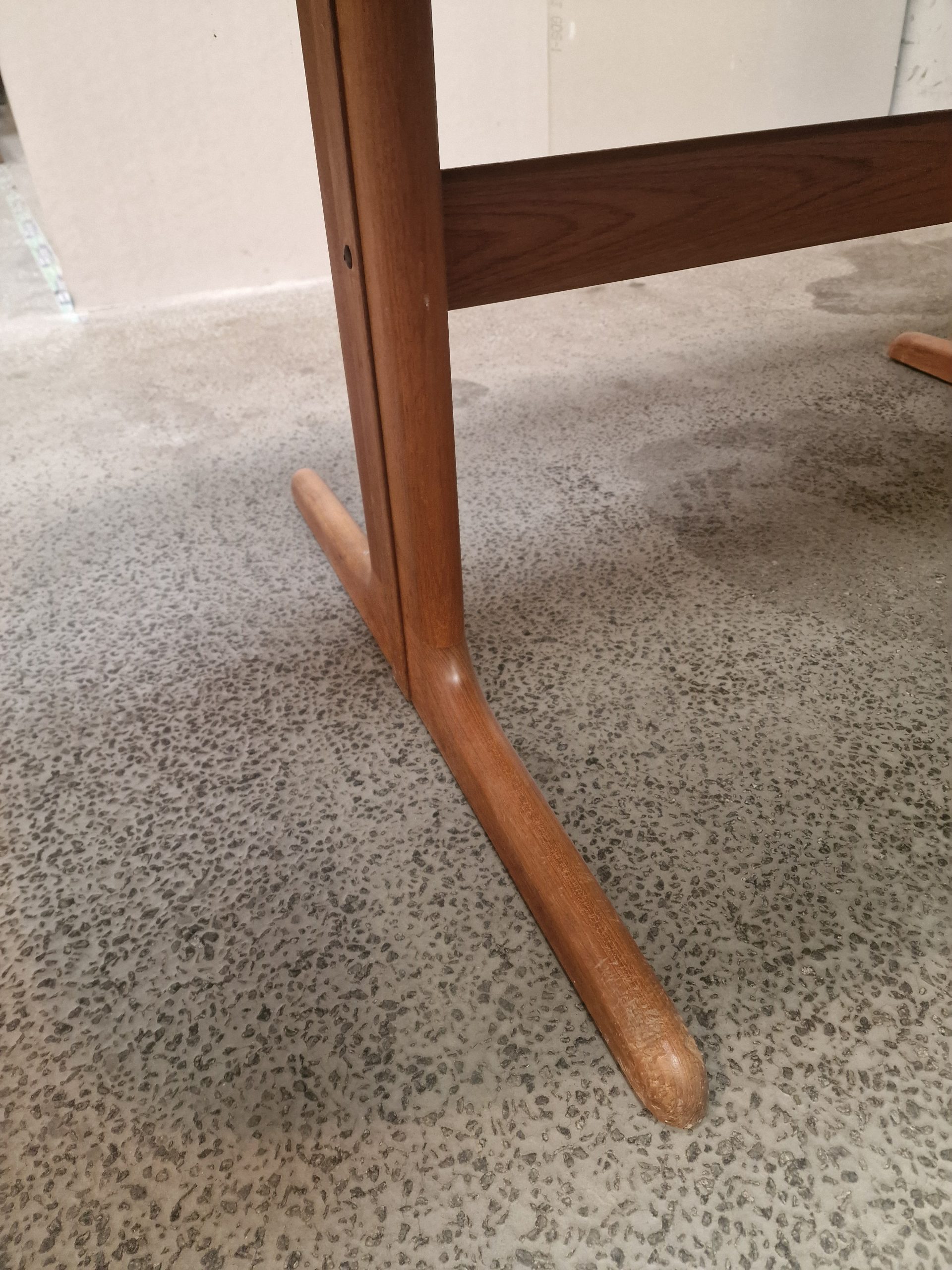 Ovalt spisebord i teak med to tillægsplader, Skovby