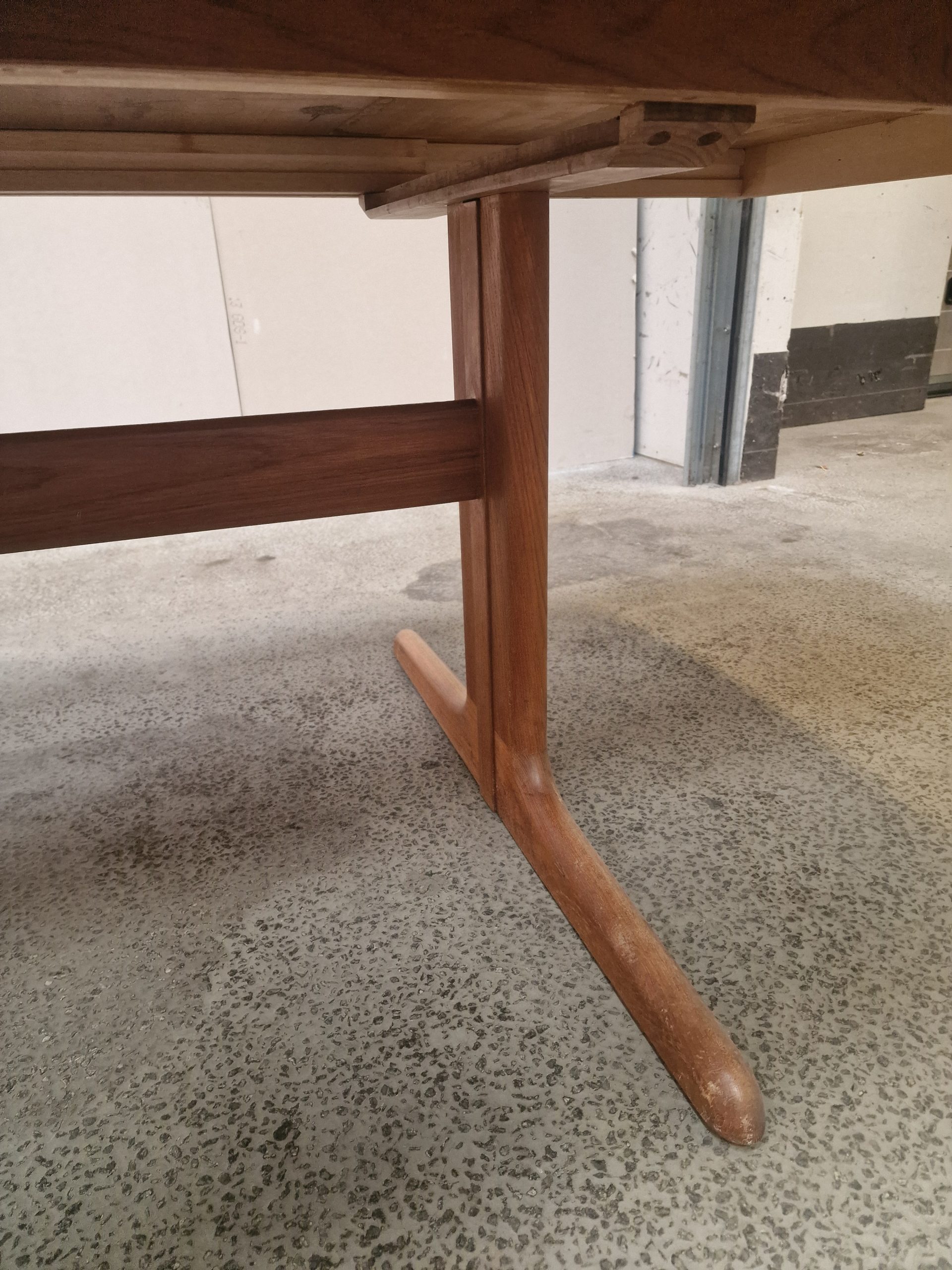 Ovalt spisebord i teak med to tillægsplader, Skovby