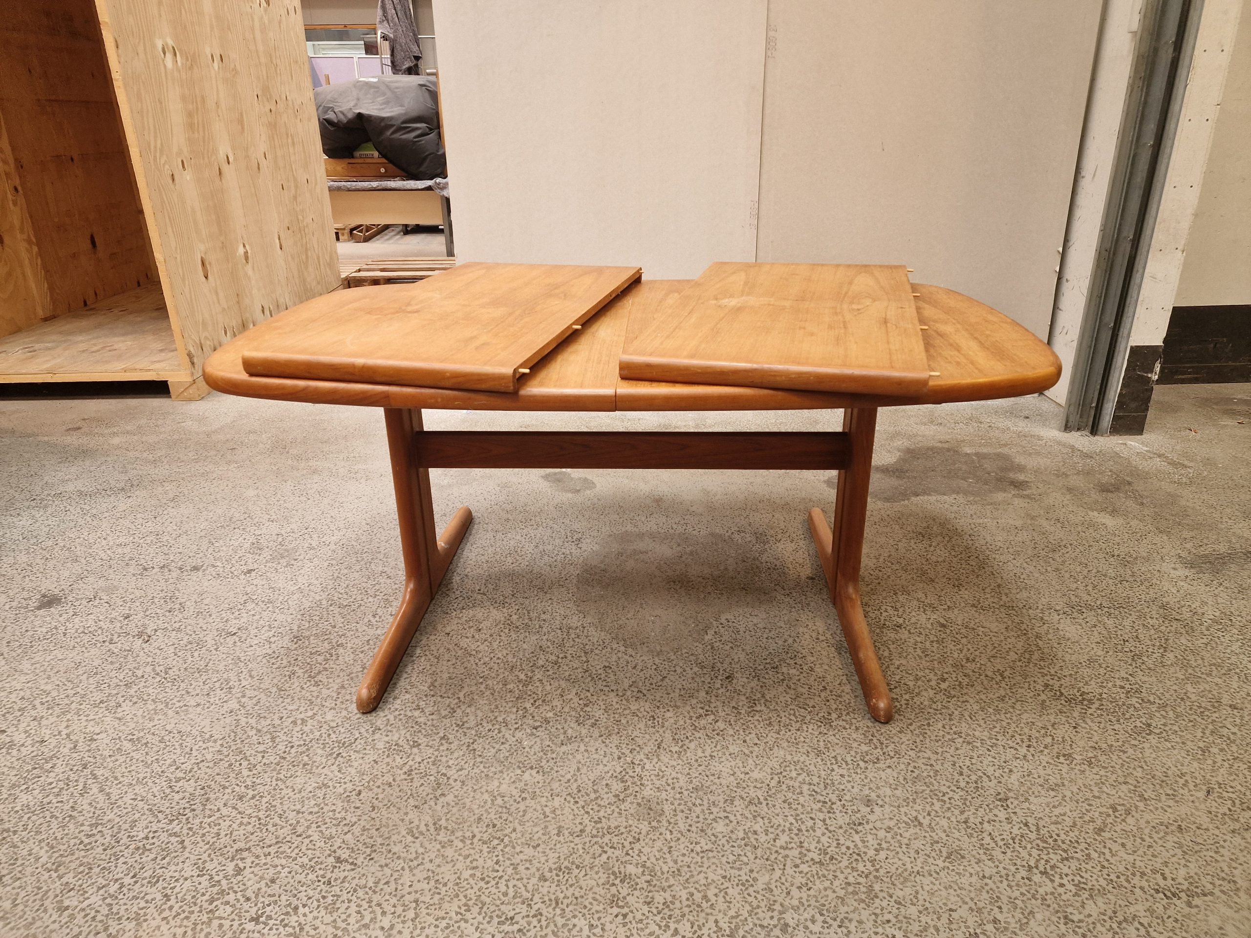 Ovalt spisebord i teak med to tillægsplader, Skovby