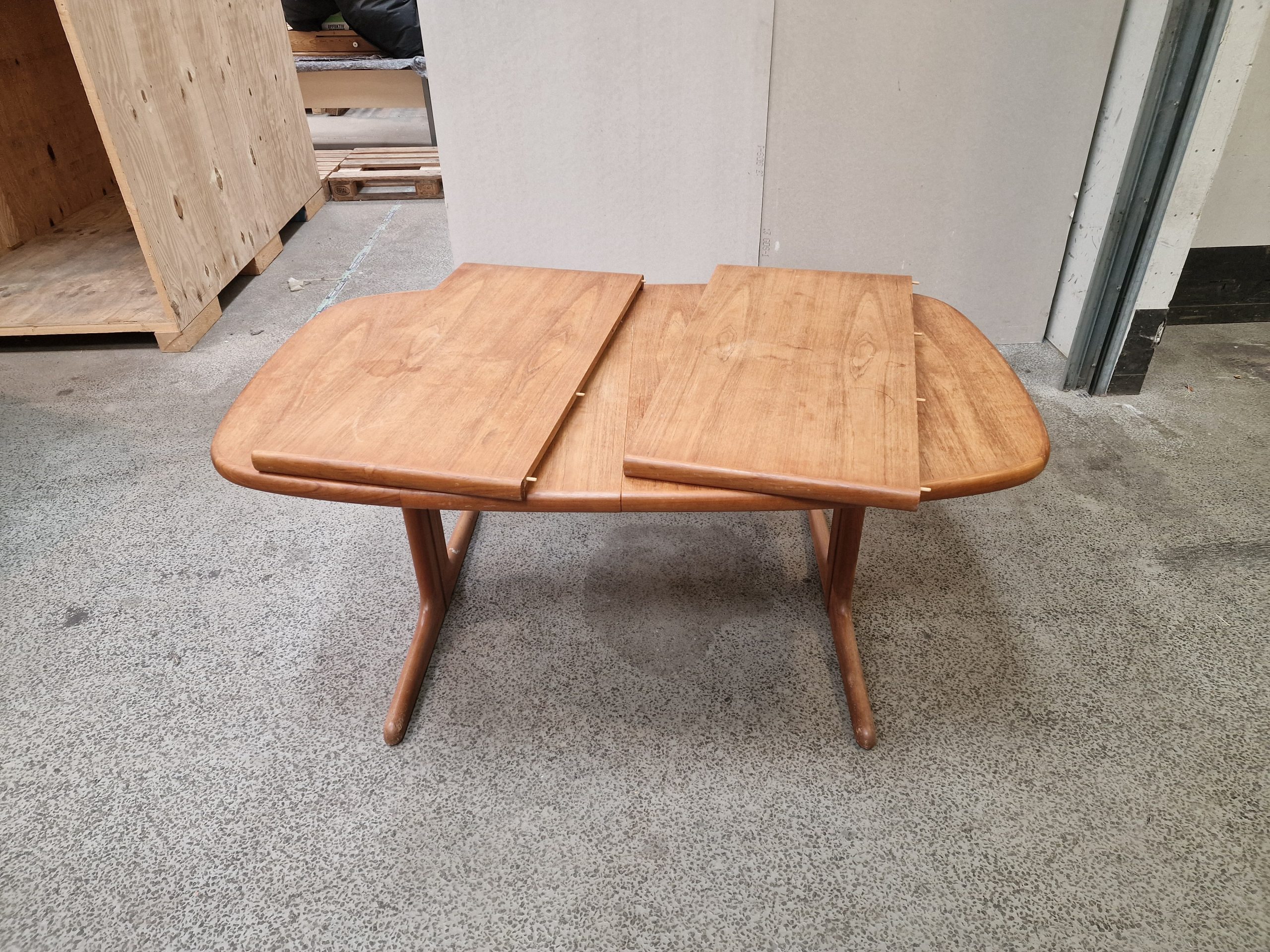 Ovalt spisebord i teak med to tillægsplader, Skovby