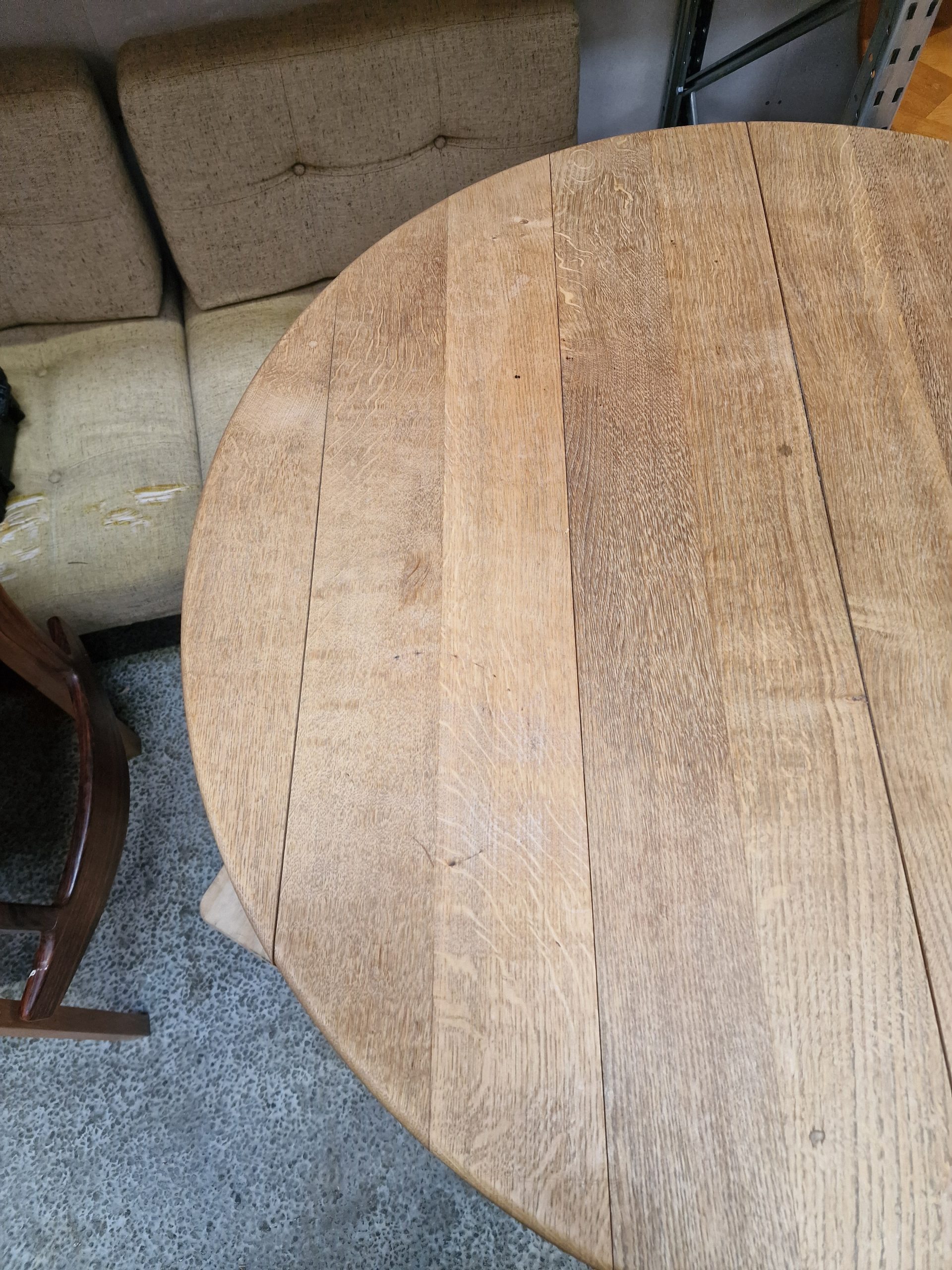 Spisebord i massiv egetræ med to tillægsplader, Henry Kjærnulf