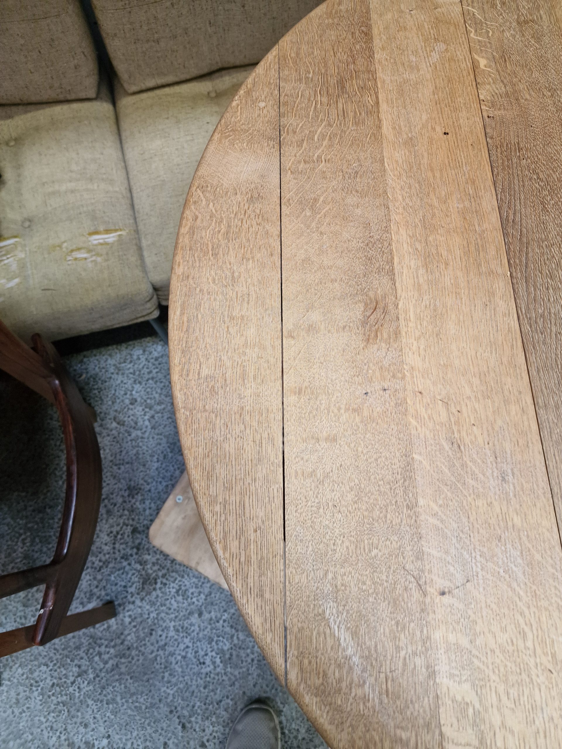 Spisebord i massiv egetræ med to tillægsplader, Henry Kjærnulf