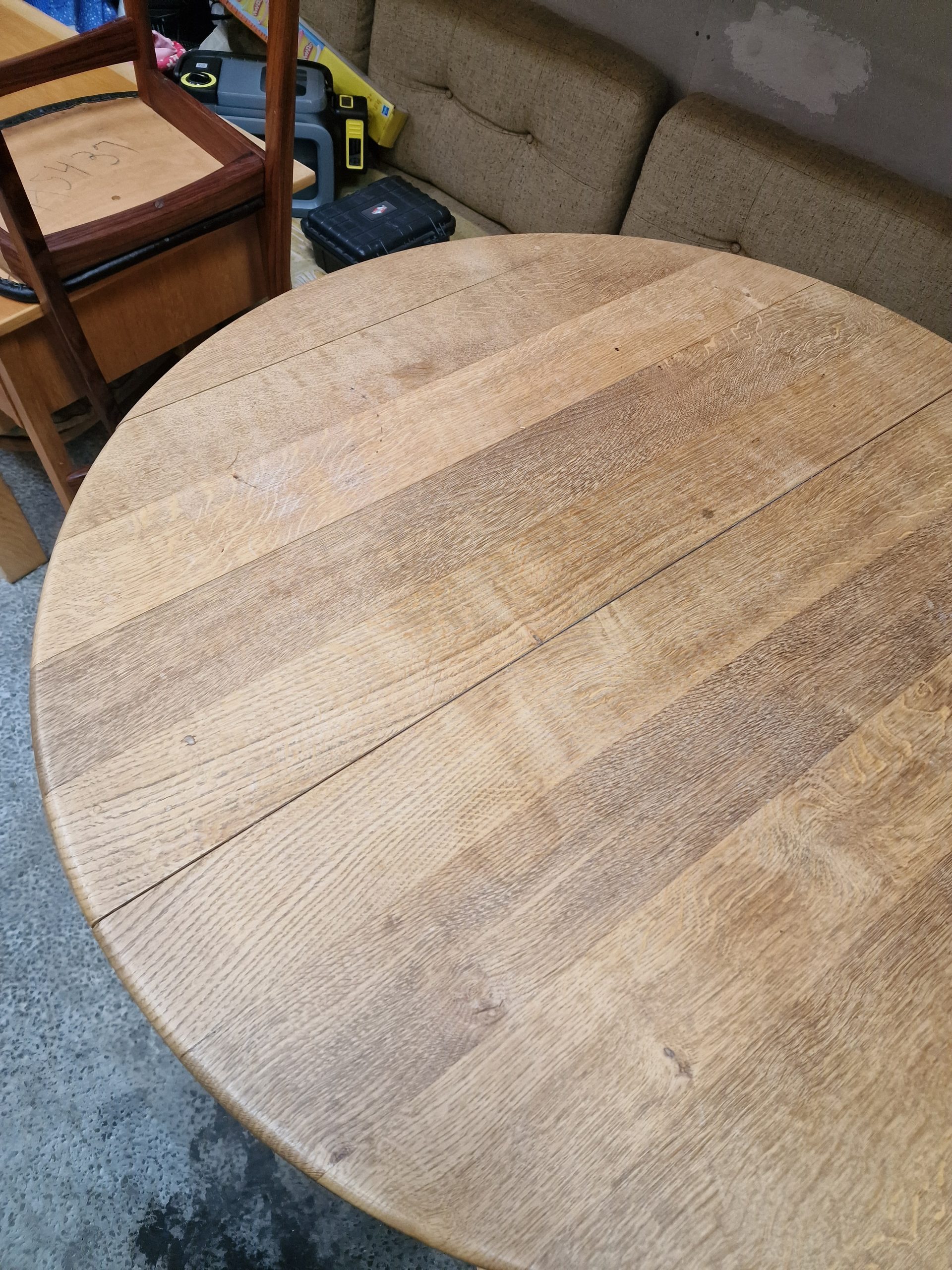 Spisebord i massiv egetræ med to tillægsplader, Henry Kjærnulf