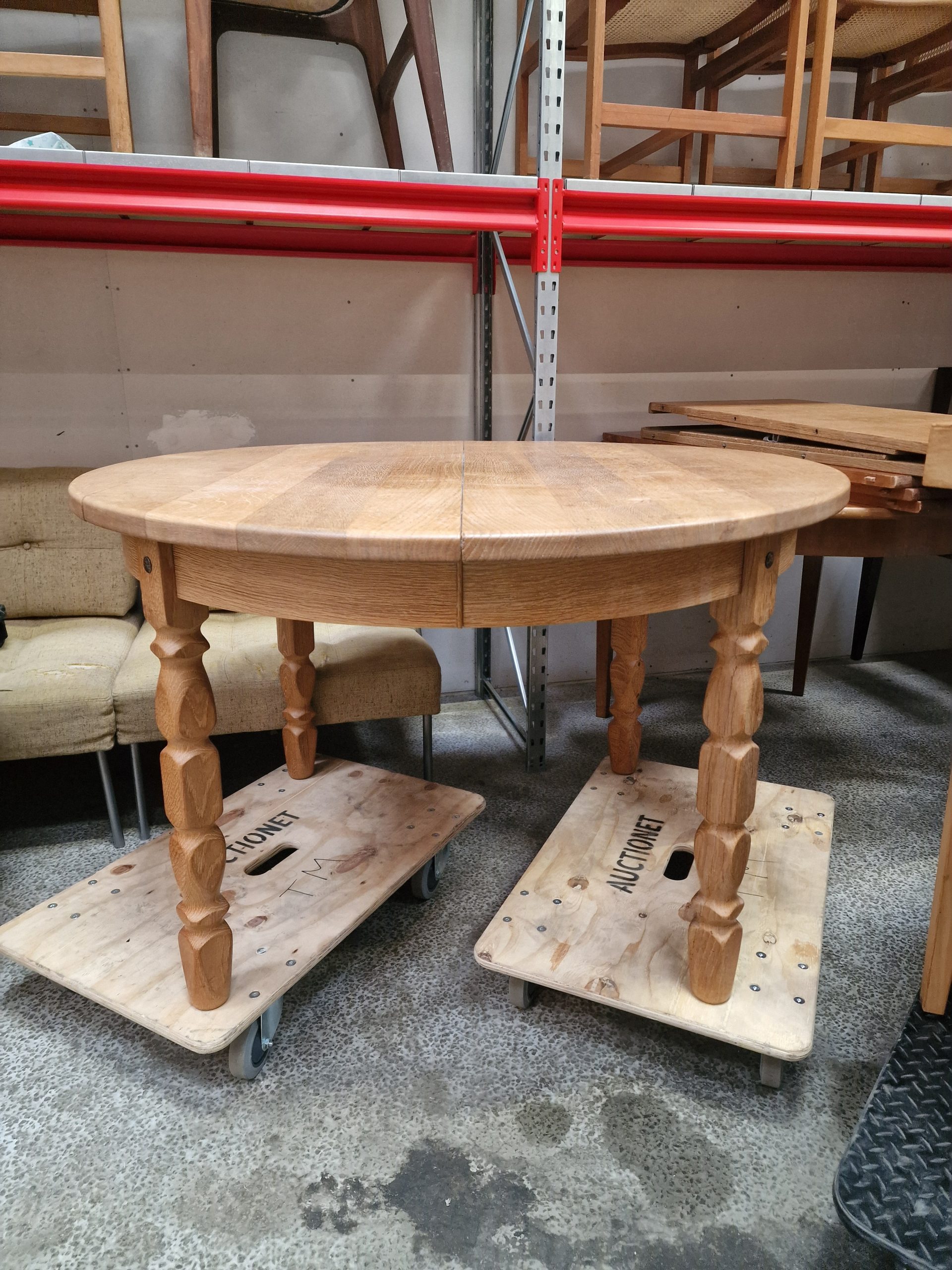 Spisebord i massiv egetræ med to tillægsplader, Henry Kjærnulf