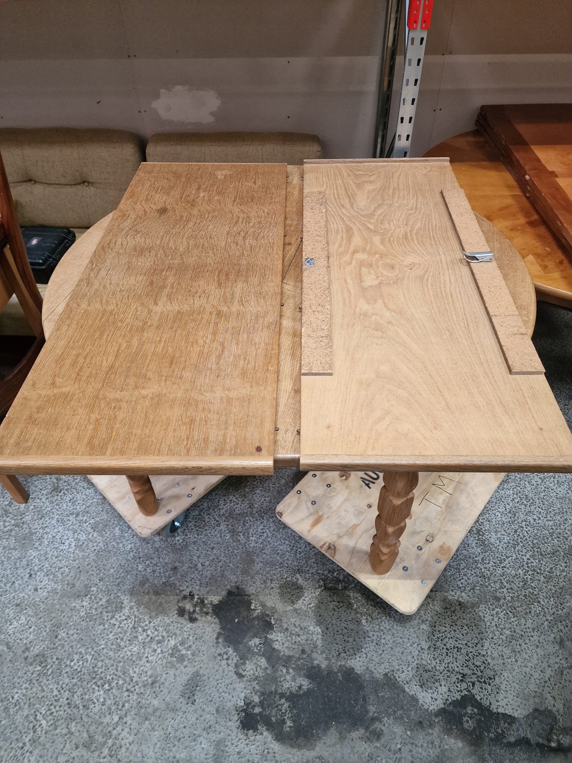 Spisebord i massiv egetræ med to tillægsplader, Henry Kjærnulf