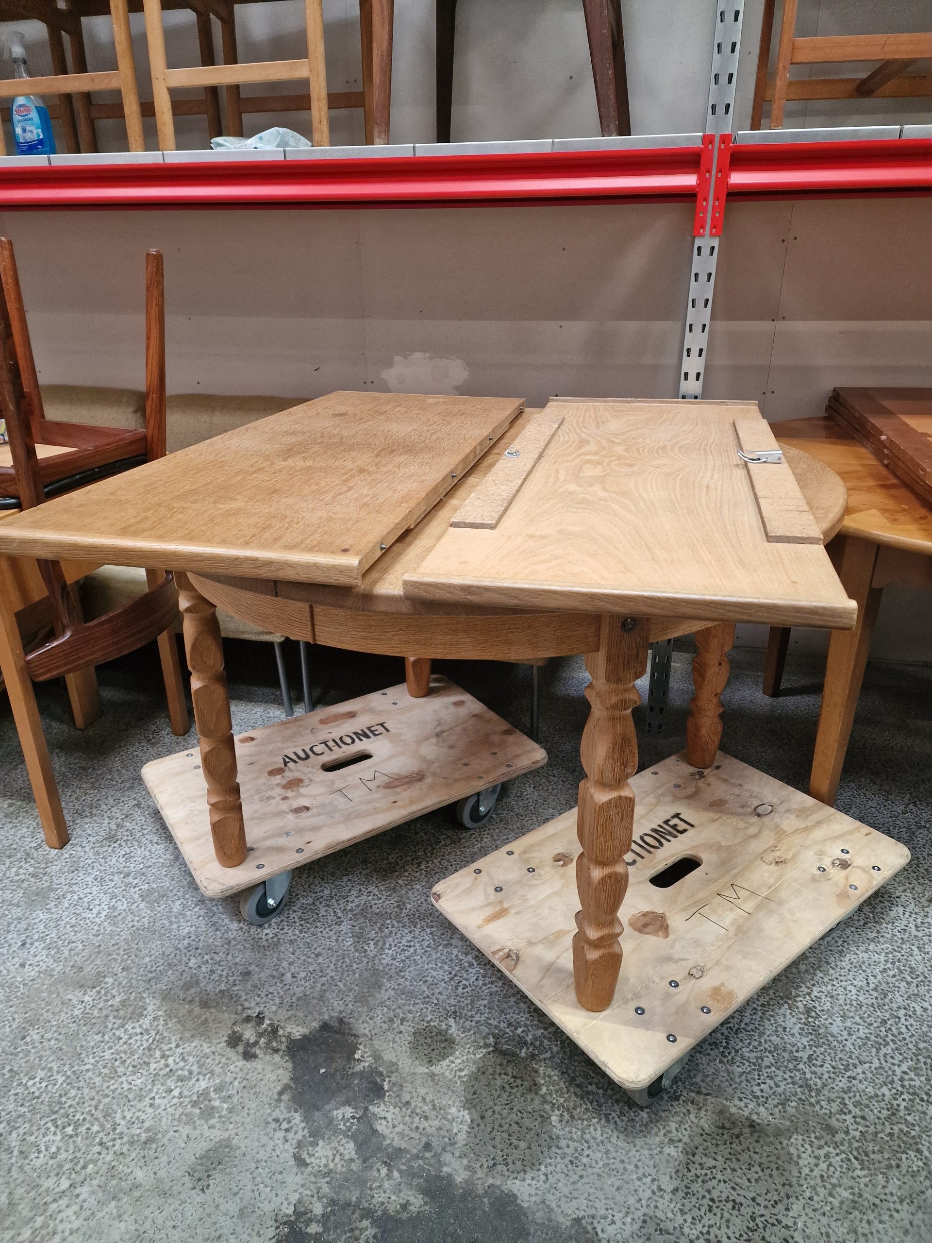 Spisebord i massiv egetræ med to tillægsplader, Henry Kjærnulf