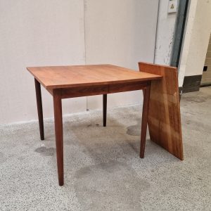 Kvadratisk spisebord i teak med én tillægsplade